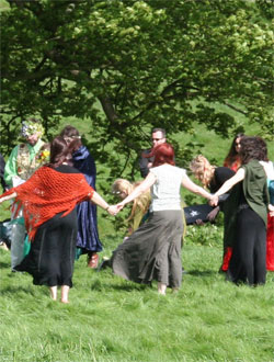 Pagan handfasting ceremony at Avebury (Beltane 2005)